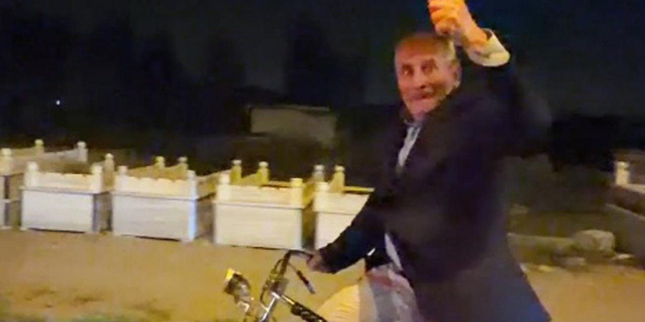 Cumhuriyet konvoyuna bisikletiyle katılan emekliye özel armağan