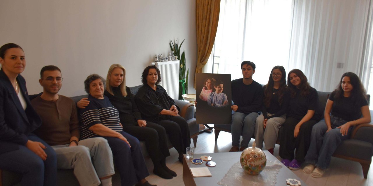 İzmir depreminde ölen ikizlerin arkadaşlarından acılı anneye destek ziyareti