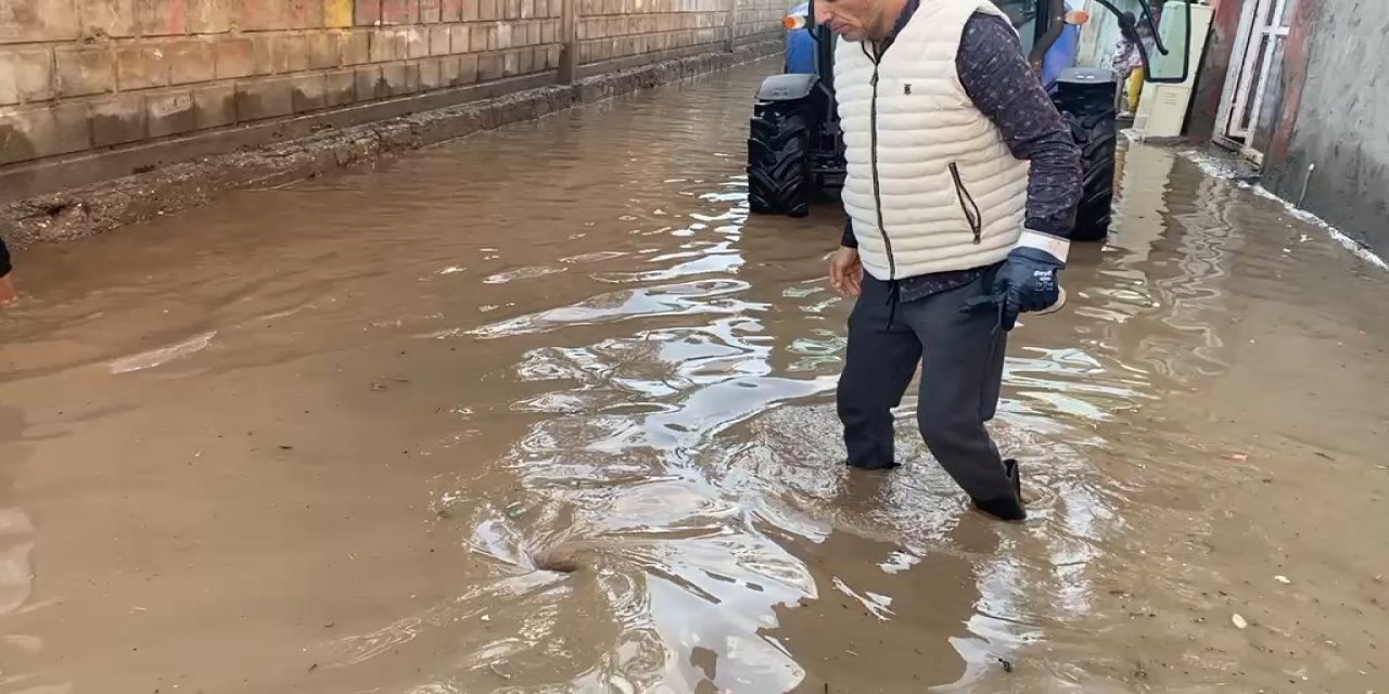 Cizre’de sağanak cadde ve sokakları suyla doldurdu
