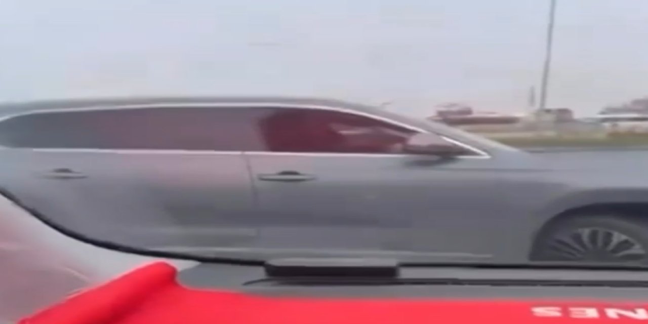Başakşehir’de trafikte kavga eden iki sürücü kameraya yansıdı