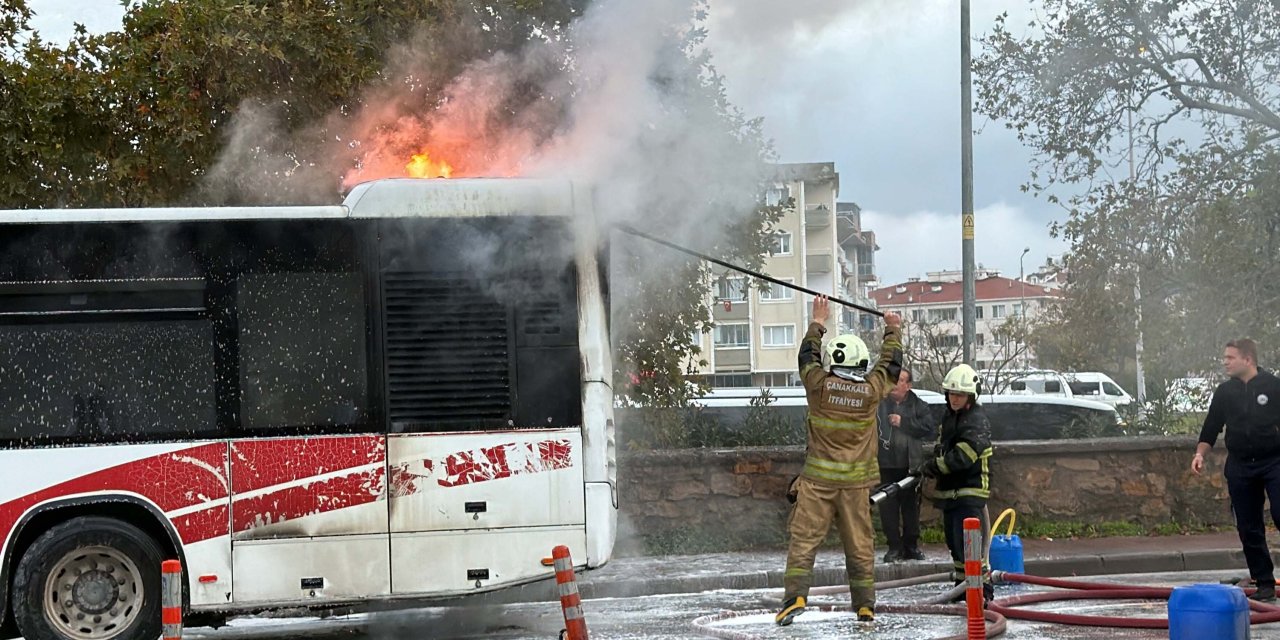 Çanakkale’de özel halk otobüsü yangın sonrası hurdaya döndü
