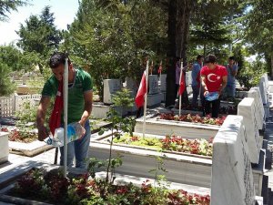 ‘Örnek Gençler’ Polatlı Şehitliği’ni yalnız bırakmıyor