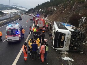 Otoyolu'nda otobüs devrildi: 2 ölü, 20 yaralı