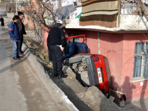 Otomobil evin bahçesine devrildi:1 yaralı