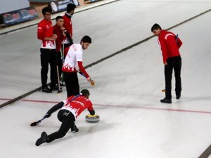 Genç curlingcilerin gözü zirvede