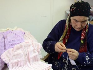 İlmekleri görerek değil dokunarak atıyor