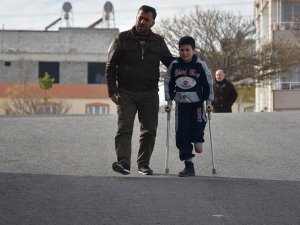 Savaşın yarım bıraktığı çocuğun protez mutluluğu