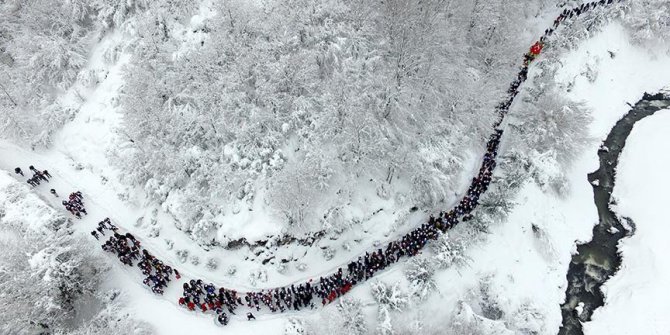 Gençlikle birlikte milli sporcular da şühedanın izinde