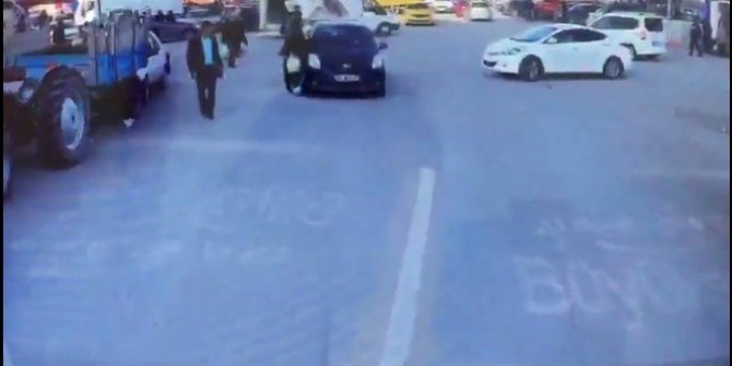 Otomobil çarptı: Kafa üstü yere çakıldı