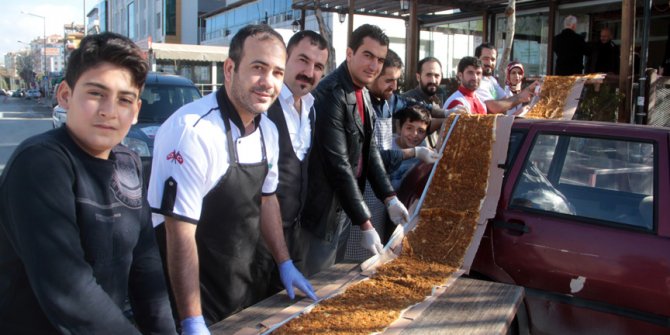 Rekor peşindeki usta 34 metrelik lahmacun üretti