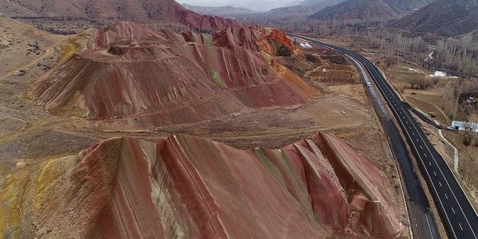 Erzurum Oltu'nun "gökkuşağı tepeleri"