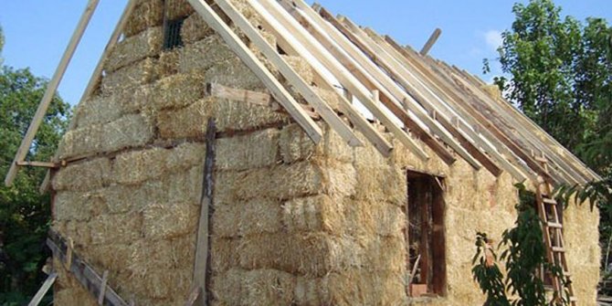 Betonarme evde ısınamayınca samandan ev yaptılar