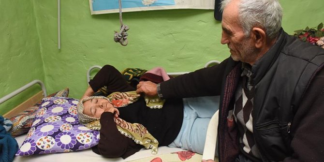 Yatalak eşine 'vefa' örneği sergiliyor