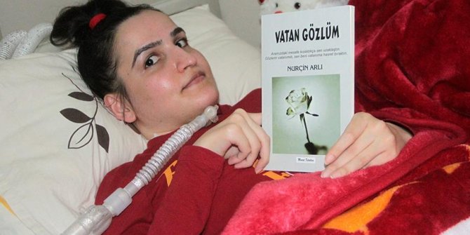Tek parmağıyla kitap yazdı
