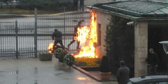 Bir vatandaş TBMM önünde kendini yaktı