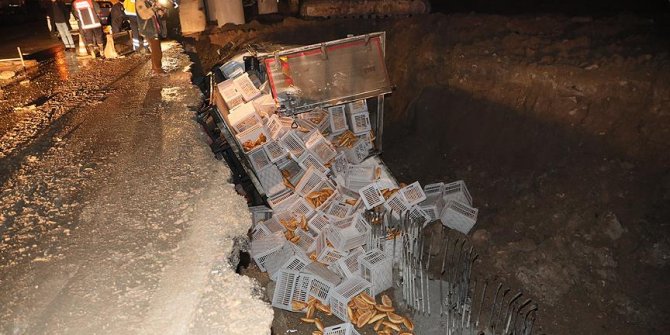 Ankara'da Halk Ekmek arabası devrildi