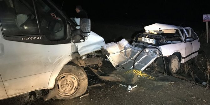Sincan'da liselilerin otomobili kamyonla çarpıştı: 2 ölü