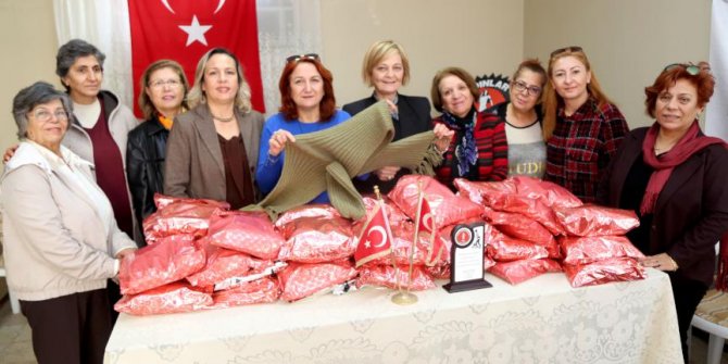 Atkı ve bereler gönüllü annelerden