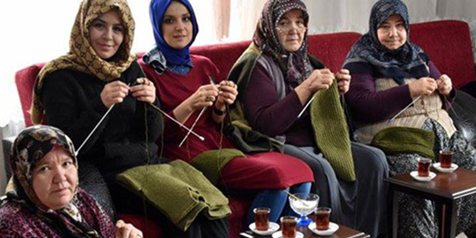 Mehmetçik için atkı ve bere örüyorlar