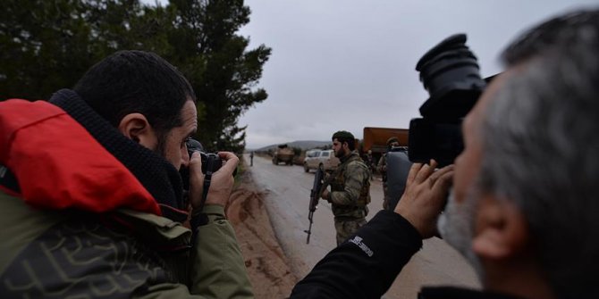 Teröristlerden gazetecilere taciz ateşi