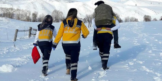 Ambulans şoförü yaralıyı sırtında taşıdı