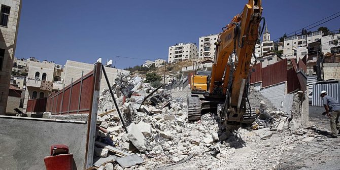 İsrail Filistinlilere ait iki binayı yıktı