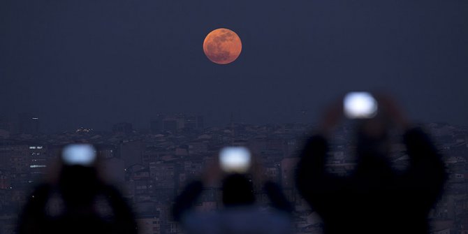 Süper kanlı mavi ay büyüledi