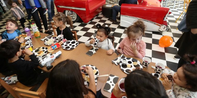 Müzede doğum günü kutlaması