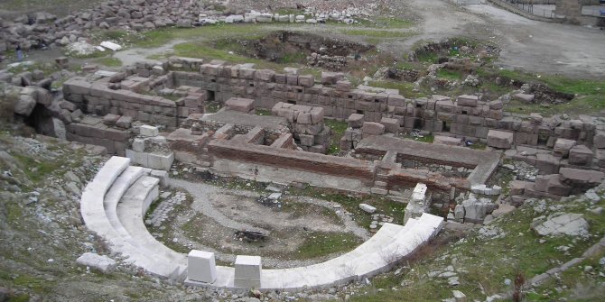 Antik Roma Tiyatrosu bağımlılara mesken oldu