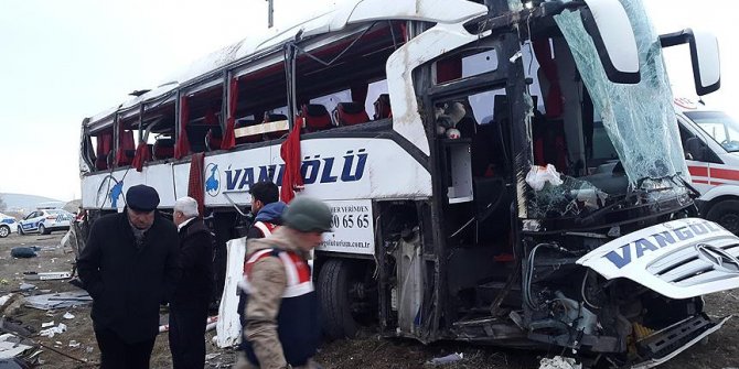 Van'da yolcu otobüsü devrildi: 2 ölü, 22 yaralı