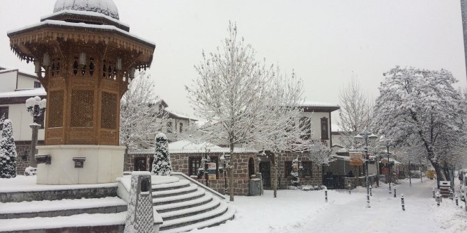 Mevsim normallerinin üstündeki sıcaklıklar Ankara'yı kara hasret bıraktı