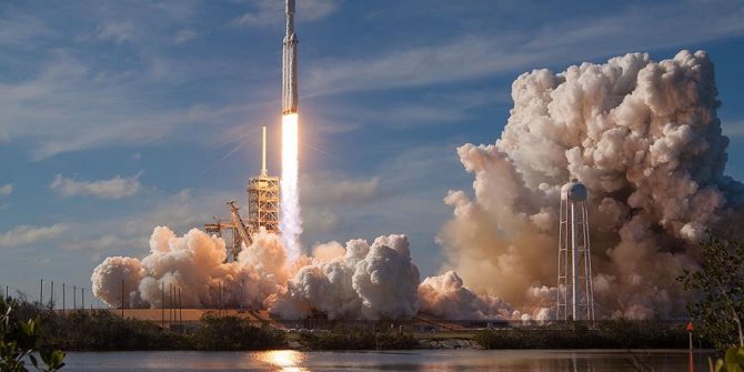 Dünyanın en güçlü roketi Falcon Heavy uzaya fırlatıldı