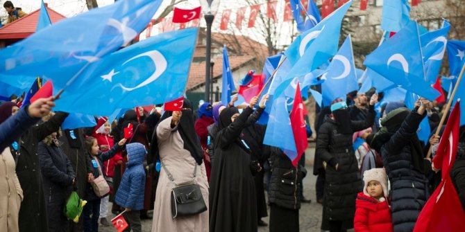 Asimile için Türkistanlı ailelere Çin'li erkek!