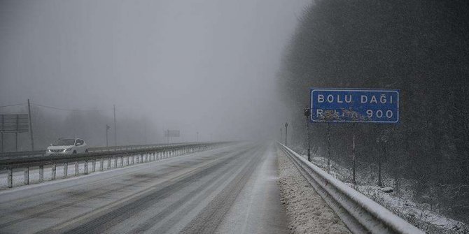 Bolu Dağı'nda kar yağışı etkili oluyor