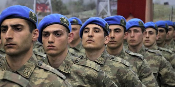 Asteğmenler mavi bere taktı