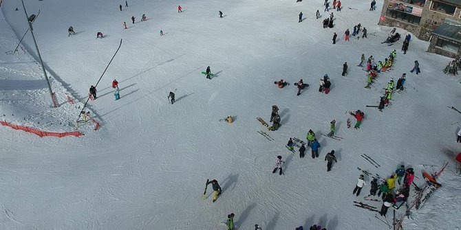 'Karsız kış'a rağmen Kartalkaya'ya yoğun ilgi