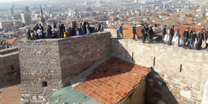 Ankara Kalesi'nde tehlikeli sur turu