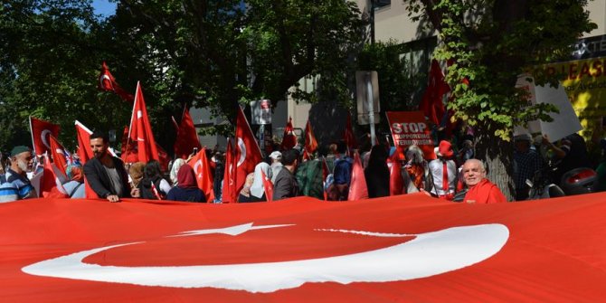 Avustralya'da yaşayan Türkler Mehmetçik için ayakta