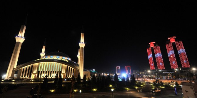 Eskişehir Yolu üzerinde bulunan TOBB kuleleri her gece 'Ay Yıldıza' bürünüyor