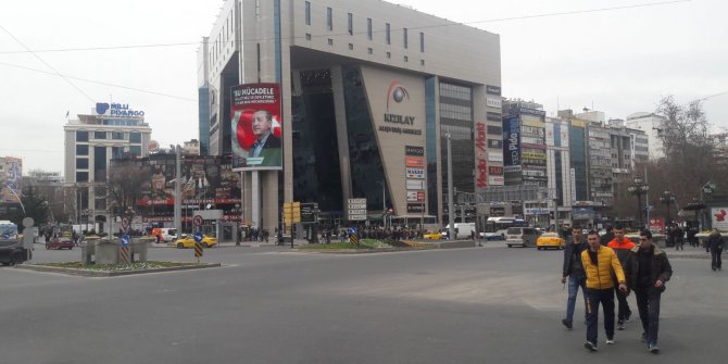 Kızılay'daki binalar reklam panolarıyla adeta boyandı