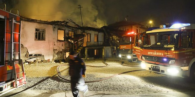 Başkentte üç gecekondu ile bir marangoz atölyesi yandı