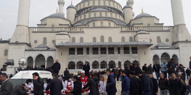 Türk Kızılayı Ankara şubesi şehitler hayrına etli pilav dağıttı