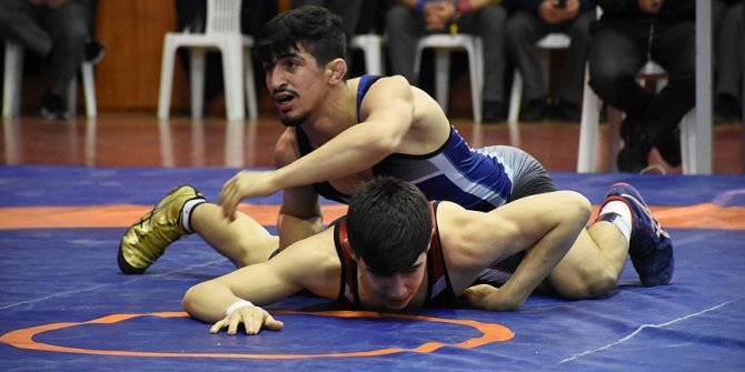 Kardeşler minderde rakip oldu