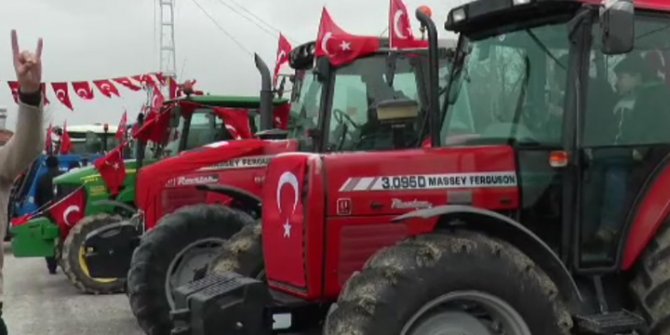 Gölbaşı'nda Mehmetçiğe traktörlerle destek