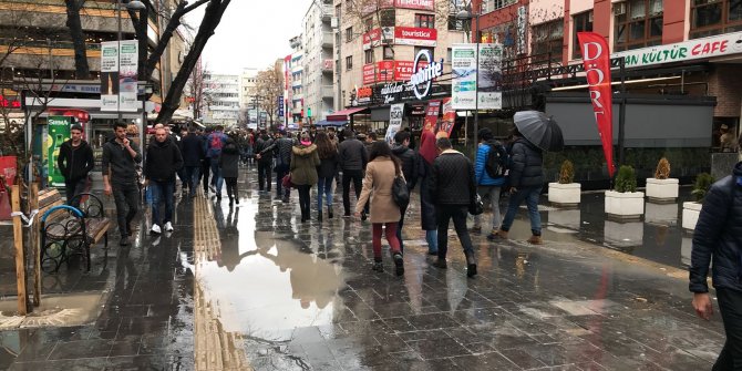 Her yağmurdan sonra Kızılay Karanfil Sokak yürünmez hale geliyor