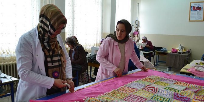 Çocukları derste anneleri okulun atölyesinde mesaide
