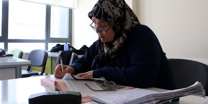 Çocuklarına mektup yollayabilmek için okuma yazma öğrendi