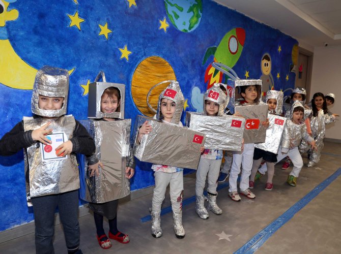 Kreşli astronotlar gezegenleri öğrendi