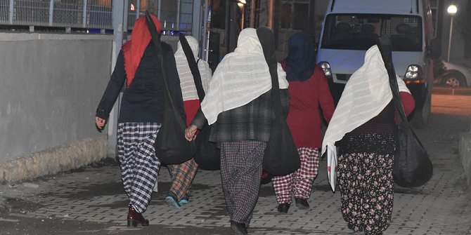Ev işlerini bitirip saz kursuna gidiyorlar