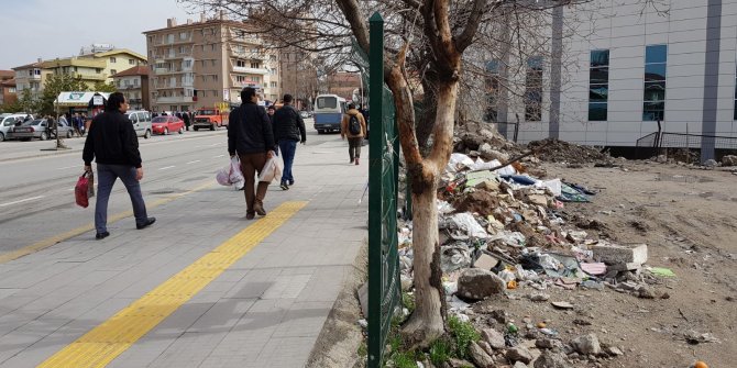 Dikimevi’nde otobüs duraklarında ağır koku